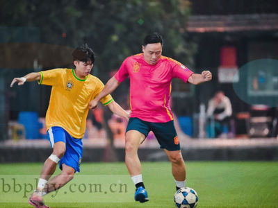 三个金色阶梯状方块，顺序标1-2-3，背景为深灰